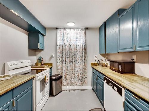 18 Pavarotti Court, Hamilton, ON - Indoor Photo Showing Kitchen