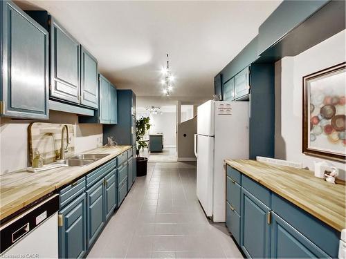 18 Pavarotti Court, Hamilton, ON - Indoor Photo Showing Kitchen With Double Sink