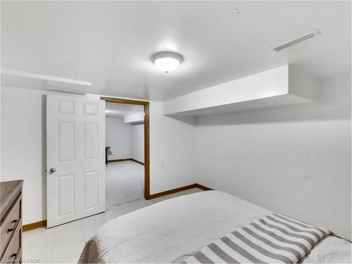 18 Pavarotti Court, Hamilton, ON - Indoor Photo Showing Bedroom