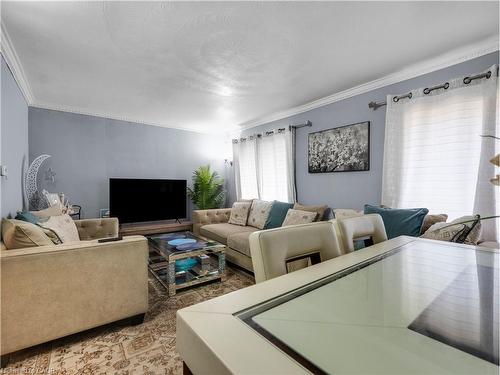 40 Yeoville Court, Hamilton, ON - Indoor Photo Showing Living Room