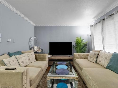 40 Yeoville Court, Hamilton, ON - Indoor Photo Showing Living Room