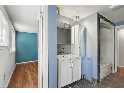 360 Culpepper Place, Waterloo, ON - Indoor Photo Showing Bathroom