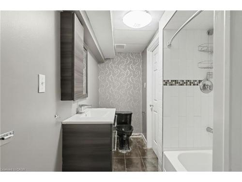 360 Culpepper Place, Waterloo, ON - Indoor Photo Showing Bathroom