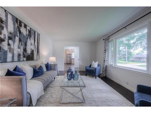 88 Broadmoor Avenue, Kitchener, ON - Indoor Photo Showing Living Room