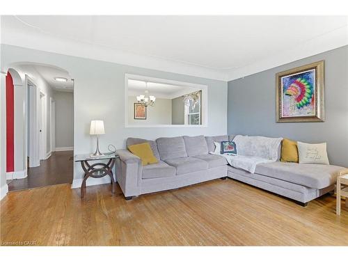 58 Seven Oaks Drive, Hamilton, ON - Indoor Photo Showing Living Room