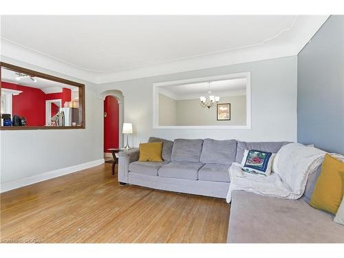 58 Seven Oaks Drive, Hamilton, ON - Indoor Photo Showing Living Room
