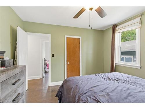 58 Seven Oaks Drive, Hamilton, ON - Indoor Photo Showing Bedroom
