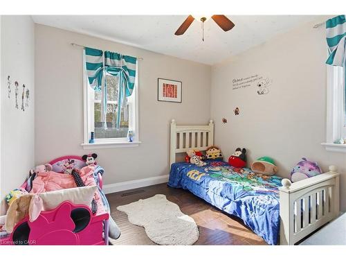 58 Seven Oaks Drive, Hamilton, ON - Indoor Photo Showing Bedroom