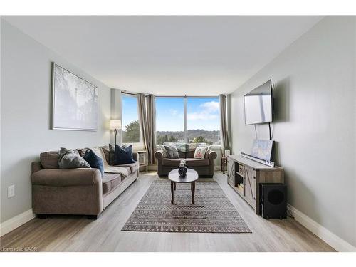 506-35 Green Valley Drive, Kitchener, ON - Indoor Photo Showing Living Room