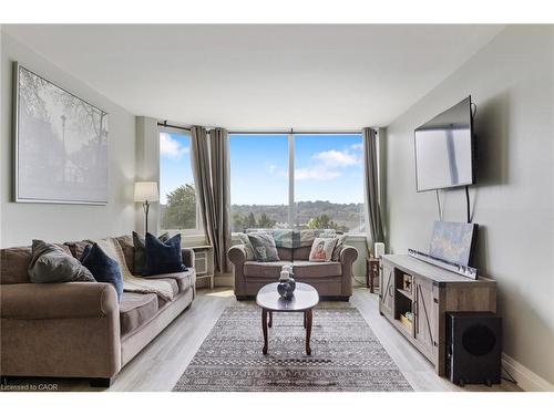 506-35 Green Valley Drive, Kitchener, ON - Indoor Photo Showing Living Room
