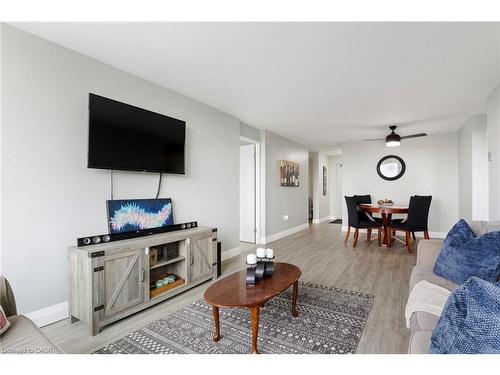 506-35 Green Valley Drive, Kitchener, ON - Indoor Photo Showing Living Room