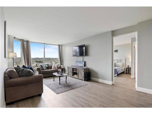506-35 Green Valley Drive, Kitchener, ON - Indoor Photo Showing Living Room