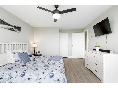 506-35 Green Valley Drive, Kitchener, ON - Indoor Photo Showing Bedroom