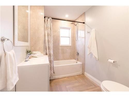 40 Kerman Avenue, Grimsby, ON - Indoor Photo Showing Bathroom