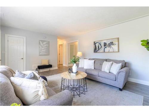 40 Kerman Avenue, Grimsby, ON - Indoor Photo Showing Living Room