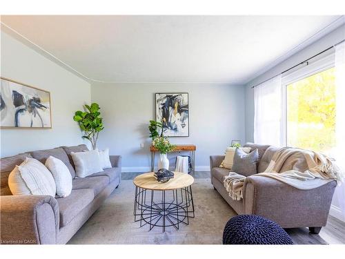 40 Kerman Avenue, Grimsby, ON - Indoor Photo Showing Living Room