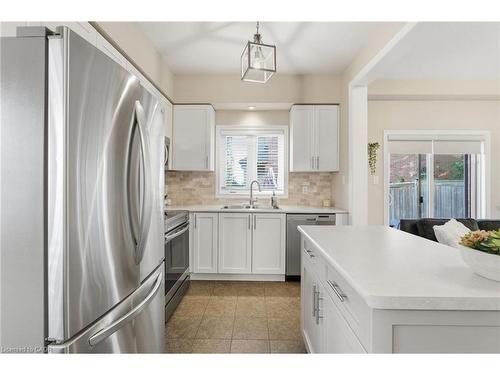 85-541 Winston Road, Grimsby, ON - Indoor Photo Showing Kitchen With Double Sink