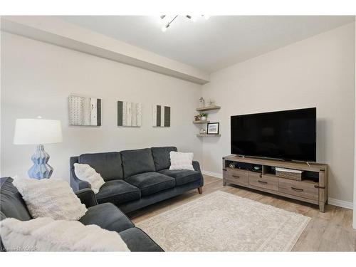 85-541 Winston Road, Grimsby, ON - Indoor Photo Showing Living Room