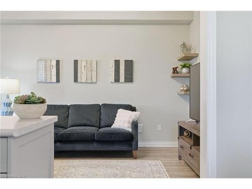 85-541 Winston Road, Grimsby, ON - Indoor Photo Showing Living Room