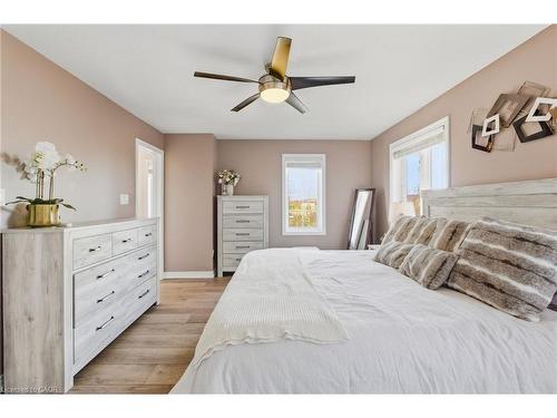 85-541 Winston Road, Grimsby, ON - Indoor Photo Showing Bedroom