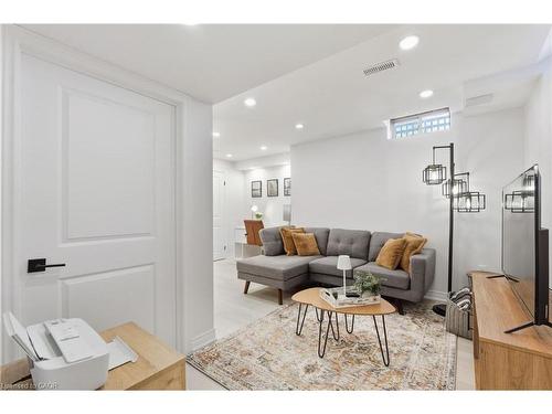 85-541 Winston Road, Grimsby, ON - Indoor Photo Showing Living Room