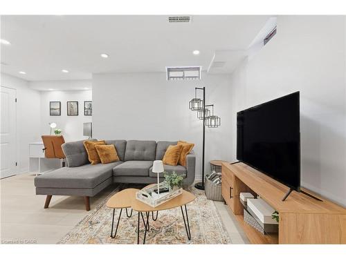 85-541 Winston Road, Grimsby, ON - Indoor Photo Showing Living Room