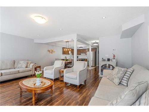 28 Charleswood Crescent, Hamilton, ON - Indoor Photo Showing Living Room
