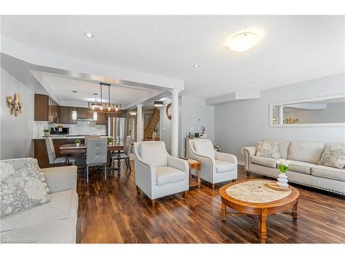 28 Charleswood Crescent, Hamilton, ON - Indoor Photo Showing Living Room