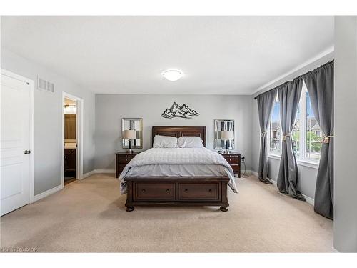 28 Charleswood Crescent, Hamilton, ON - Indoor Photo Showing Bedroom