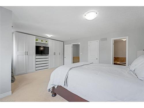 28 Charleswood Crescent, Hamilton, ON - Indoor Photo Showing Bedroom