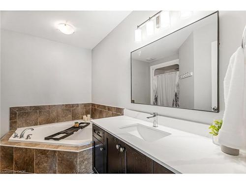 28 Charleswood Crescent, Hamilton, ON - Indoor Photo Showing Bathroom