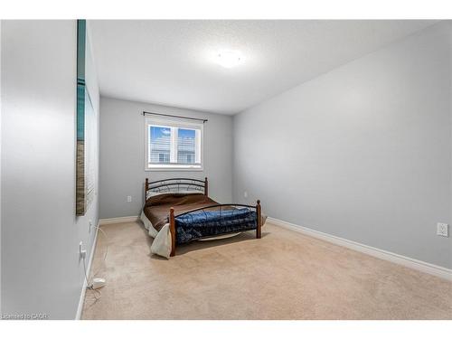 28 Charleswood Crescent, Hamilton, ON - Indoor Photo Showing Bedroom