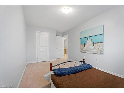 28 Charleswood Crescent, Hamilton, ON - Indoor Photo Showing Bedroom