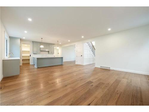 3922 Twenty Third Street, Lincoln, ON - Indoor Photo Showing Other Room