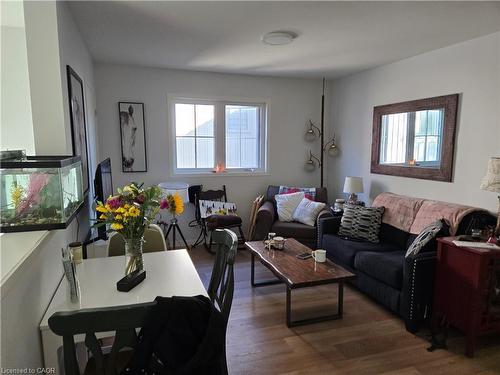 3922 Twenty Third Street, Lincoln, ON - Indoor Photo Showing Living Room