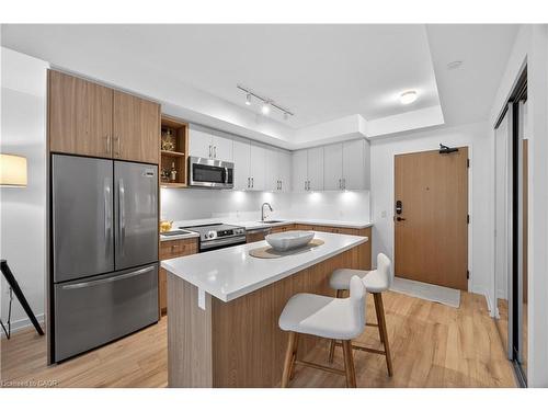 262-333 Sunseeker Avenue, Innisfil, ON - Indoor Photo Showing Kitchen With Stainless Steel Kitchen With Upgraded Kitchen