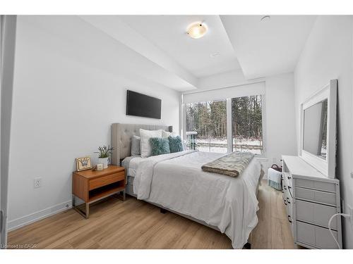 262-333 Sunseeker Avenue, Innisfil, ON - Indoor Photo Showing Bedroom
