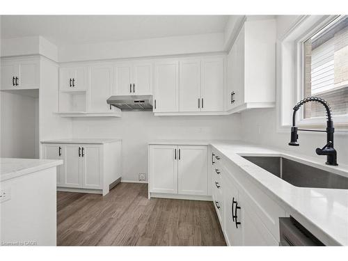 252 Otterbein Road, Kitchener, ON - Indoor Photo Showing Kitchen