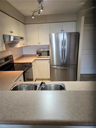 703-442 Maple Avenue S, Burlington, ON - Indoor Photo Showing Kitchen With Double Sink