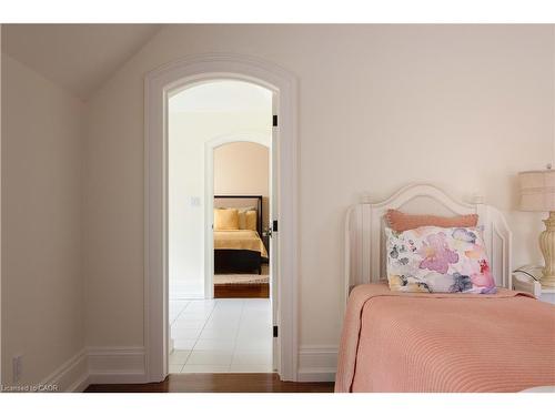 1081 Argyle Drive, Oakville, ON - Indoor Photo Showing Bedroom