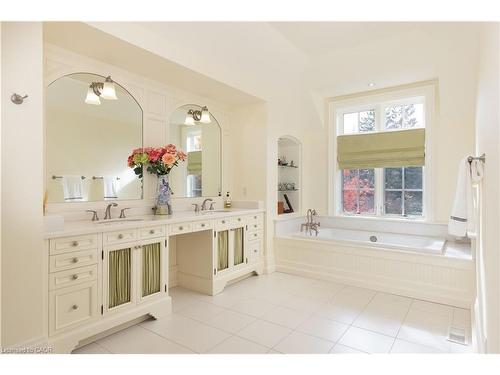 1081 Argyle Drive, Oakville, ON - Indoor Photo Showing Bathroom