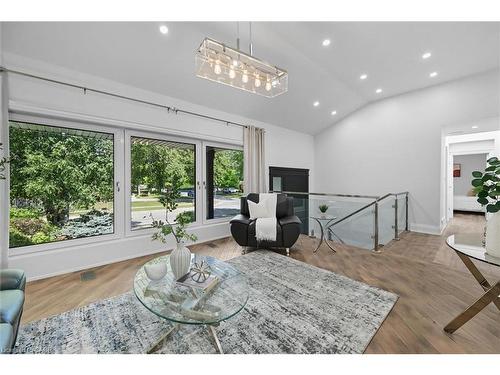 568 Dynes Road, Burlington, ON - Indoor