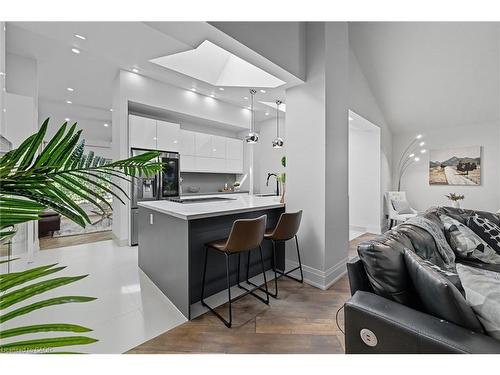 568 Dynes Road, Burlington, ON - Indoor