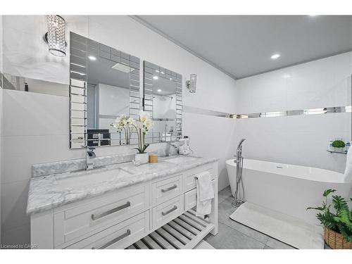 568 Dynes Road, Burlington, ON - Indoor Photo Showing Bathroom