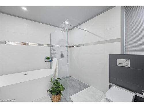 568 Dynes Road, Burlington, ON - Indoor Photo Showing Bathroom