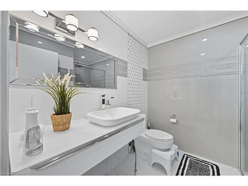 568 Dynes Road, Burlington, ON - Indoor Photo Showing Bathroom