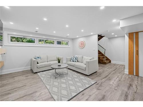 568 Dynes Road, Burlington, ON - Indoor