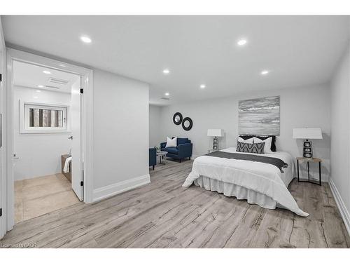 568 Dynes Road, Burlington, ON - Indoor Photo Showing Bedroom