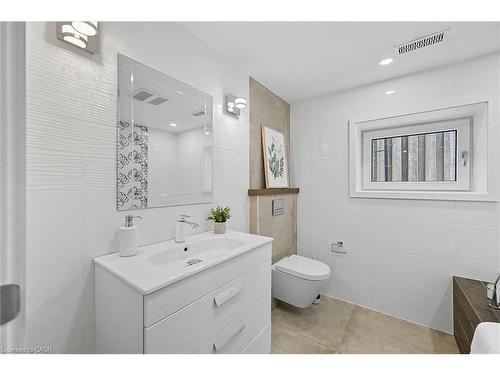 568 Dynes Road, Burlington, ON - Indoor Photo Showing Bathroom