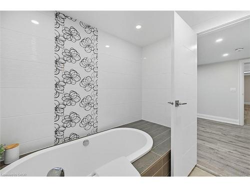 568 Dynes Road, Burlington, ON - Indoor Photo Showing Bathroom